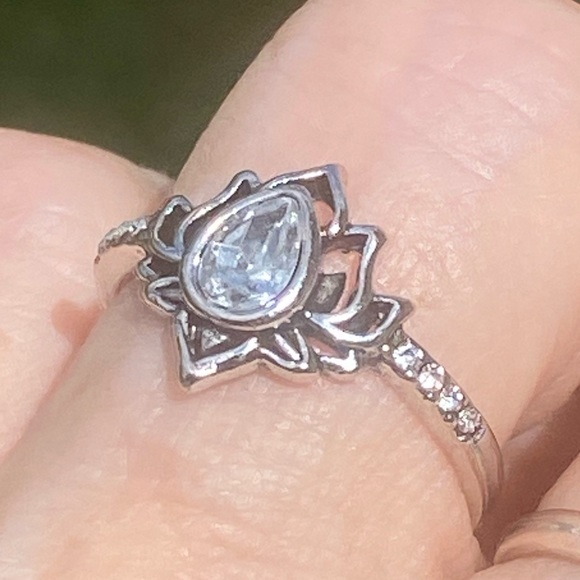 Lotus ring White Zircon silver plated flower ring with crystal accent - Picture 3 of 15
